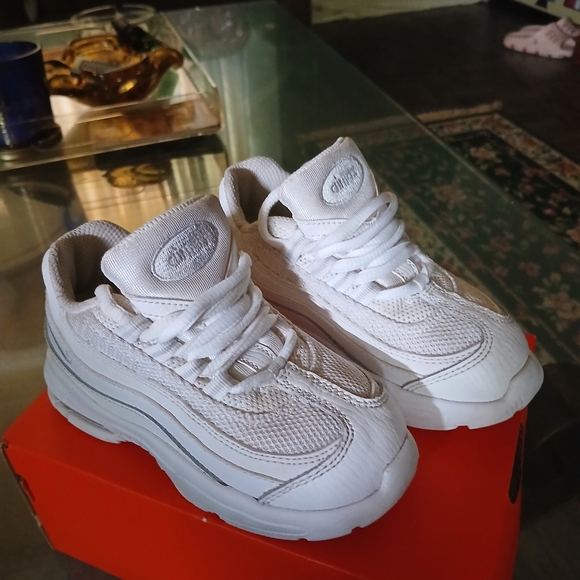 Nike White Boys Chunky Flex Runner Sneakers with Cushioned Midsole Size 9C - Picture 2 of 6